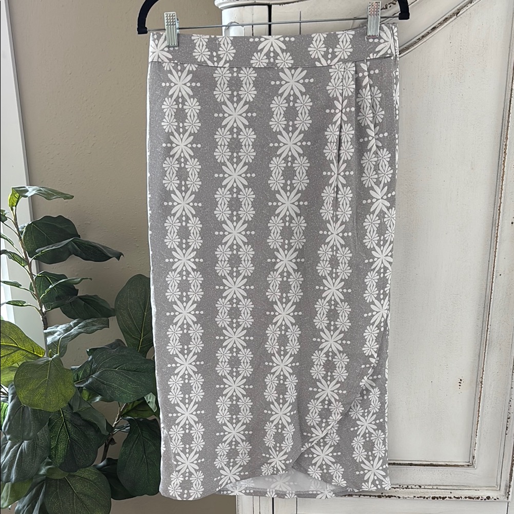 Ripskirt Hawaii Knee Length Gray/White Print Active Women's Wrap Skirt Small